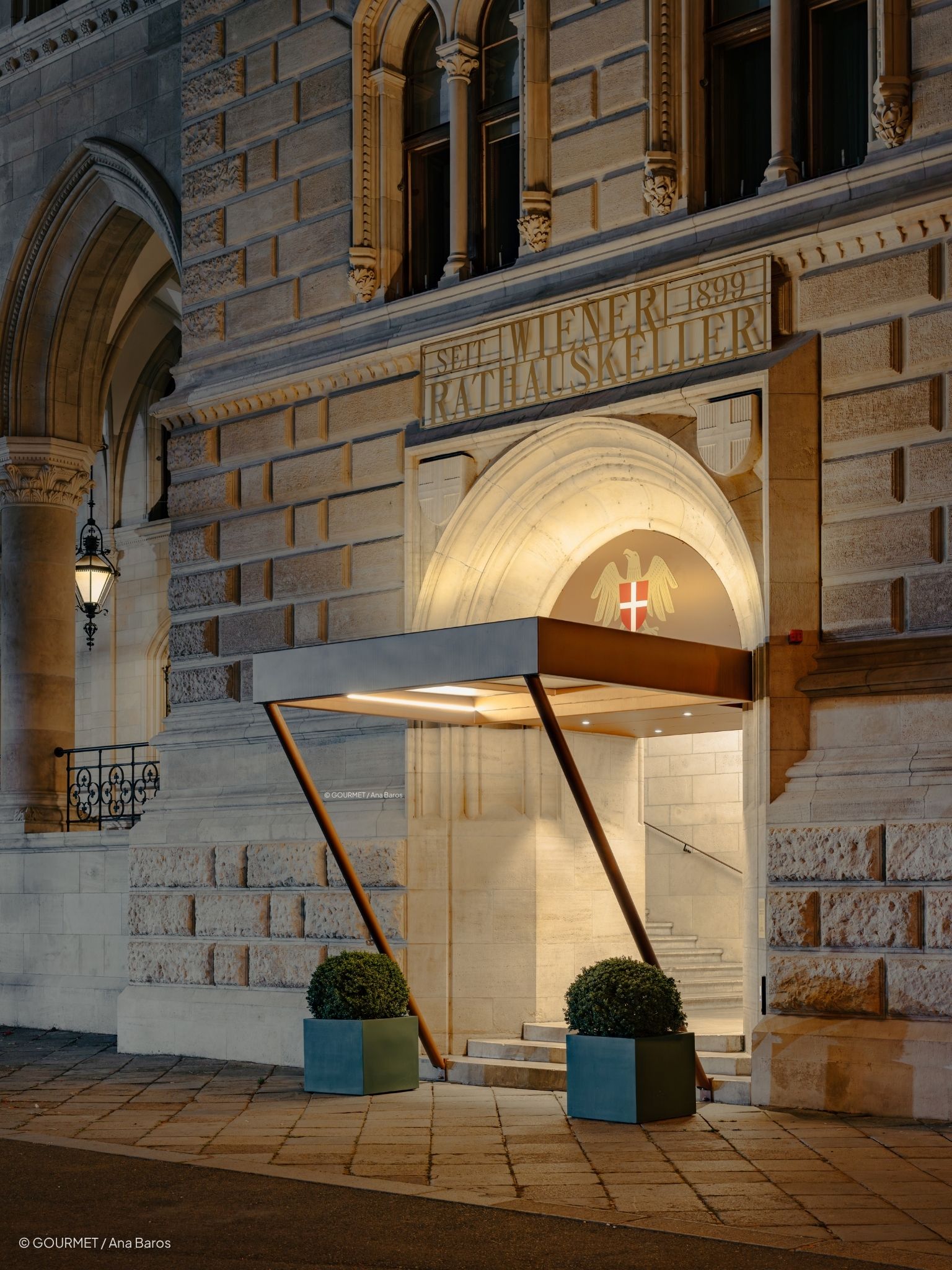 Eingang des Wiener Rathauskellers, Veranstaltungsort der IT-Strategie 2027 in Wien