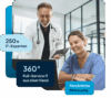 zwei Krankenschwestern und ein Arzt schauen lächelnd auf einen Laptop