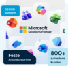 Grafik zeigt das Microsoft Solutions Partner Logo, umgeben von Microsoft Anwendungen wie Copilot, Excel, SharePoint, Outlook, OneNote, OneDrive, Word, PowerPoint und Teams