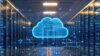 Visualisierung einer Cloud die in einem Serverraum schwebt