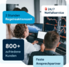 Team aus vier Personen analysiert Monitoring Daten und Diagramme auf mehreren Bildschirmen.