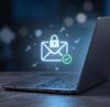 Laptop mit digitalem Symbol für sichere E Mail Kommunikation und verschlüsselte Nachrichten