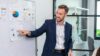 Mahr EDV Mitarbeiter präsentiert Auswertungen und Diagramme zu IT Beratung und Strategie an einem Whiteboard
