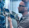 IT Systemadministrator hält eine Server Platine und überprüft die IT Infrastruktur