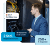 IT Systemadministrator überprüft die IT Infrastruktur an einem Netzwerkschrank mit Laptop