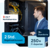 IT Systemadministrator überprüft die IT Infrastruktur an einem Netzwerkschrank mit Laptop