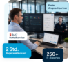 Mann arbeitet an zwei Bildschirmen und einem Laptop mit IT Monitoring, Ticketsystem und nimmt an einer Videokonferenz teil.