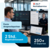 Mann arbeitet an zwei Bildschirmen und einem Laptop mit IT Monitoring, Ticketsystem und nimmt an einer Videokonferenz teil.