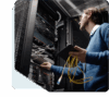 Mahr EDV Mitarbeiter arbeitet am Netzwerkschrank