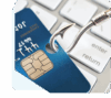 Haken an einer Kreditkarte um Phishing zu visualisieren