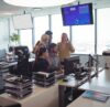 Team analysiert gemeinsam Sicherheitsdaten an Computerarbeitsplätzen