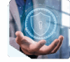 Person hält eine digitale Schutzschild Visualisierung über einem Laptop als Symbol für IT Sicherheit