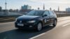 Mahr EDV Dienstwagen fährt auf einer Straße und im Hintergrund sieht man Hamburgs Skyline