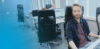 Mitarbeiter der an seinem Arbeitsplatz sitzt