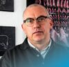 Porträt eines Mahr EDV Kunden mit Brille vor einer Bilderwand