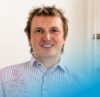 Porträt eines männlichen Mahr EDV Kunden Stefan Hietel vor hellem Hintergrund