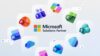 Grafik zeigt das Microsoft Solutions Partner Logo, umgeben von Microsoft Anwendungen wie Copilot, Excel, SharePoint, Outlook, OneNote, OneDrive, Word, PowerPoint und Teams