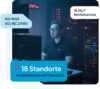 IT-Administrator arbeitet an mehreren Bildschirmen in einem dunklen Serverraum mit beleuchteten Serverracks im Hintergrund.