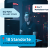 IT-Administrator arbeitet an mehreren Bildschirmen in einem dunklen Serverraum mit beleuchteten Serverracks im Hintergrund.