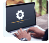 Laptop auf dem ein Software Update installiert wird als Patchmanagement-Maßnahme