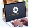 Laptop auf dem ein Software Update installiert wird als Patchmanagement-Maßnahme