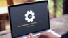 Laptop auf dem ein Software Update installiert wird als Patchmanagement-Maßnahme