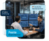 Kunde und Mahr EDV Mitarbeiter führen am Schreibtisch ein Beratungsgespräch über Serverarchitektur mit vier Bildschirmen