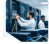 zwei IT-Systemadministratoren arbeiten in einem Serverraum an der Verkabelung