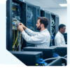 zwei IT-Systemadministratoren arbeiten in einem Serverraum an der Verkabelung