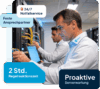 Zwei IT-Systemadministratoren mit einem Laptop in der Hand stehen vor einem Server und nehmen eine Serverwartung vor.