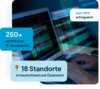 Nahaufnahme von Händen die am Laptop an Quellcode für Software Migration arbeiten. Visualisierung von digitalen Code Fenstern