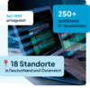 Nahaufnahme von Händen die am Laptop an Quellcode für Software Migration arbeiten. Visualisierung von digitalen Code Fenstern