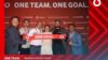 Gruppenbild von sechs Personen beim Vodafone Business Partner Forum mit rotem Hintergrund