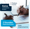 Nahaufnahme von zwei Händen beim Unterzeichnen eines IT Wartungsvertrags