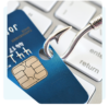 Haken an einer Kreditkarte um Phishing zu visualisieren