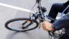 Person sitzt auf einem Fahrrad