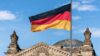 Nahaufnahme der Deutschlandflagge auf dem Deutschen Bundestag